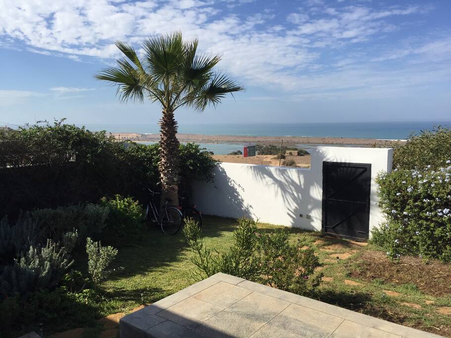 Grande terrasse avec vue panoramique sur le lagon et l'Atlantique.