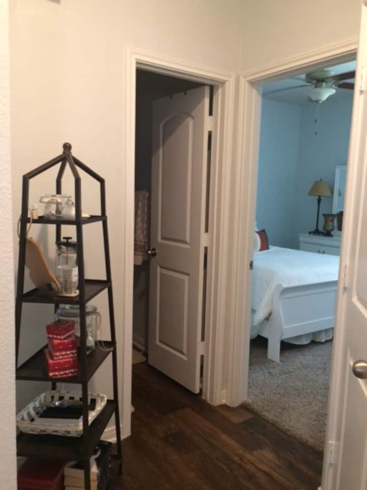 Pasillo a tu dormitorio y baño