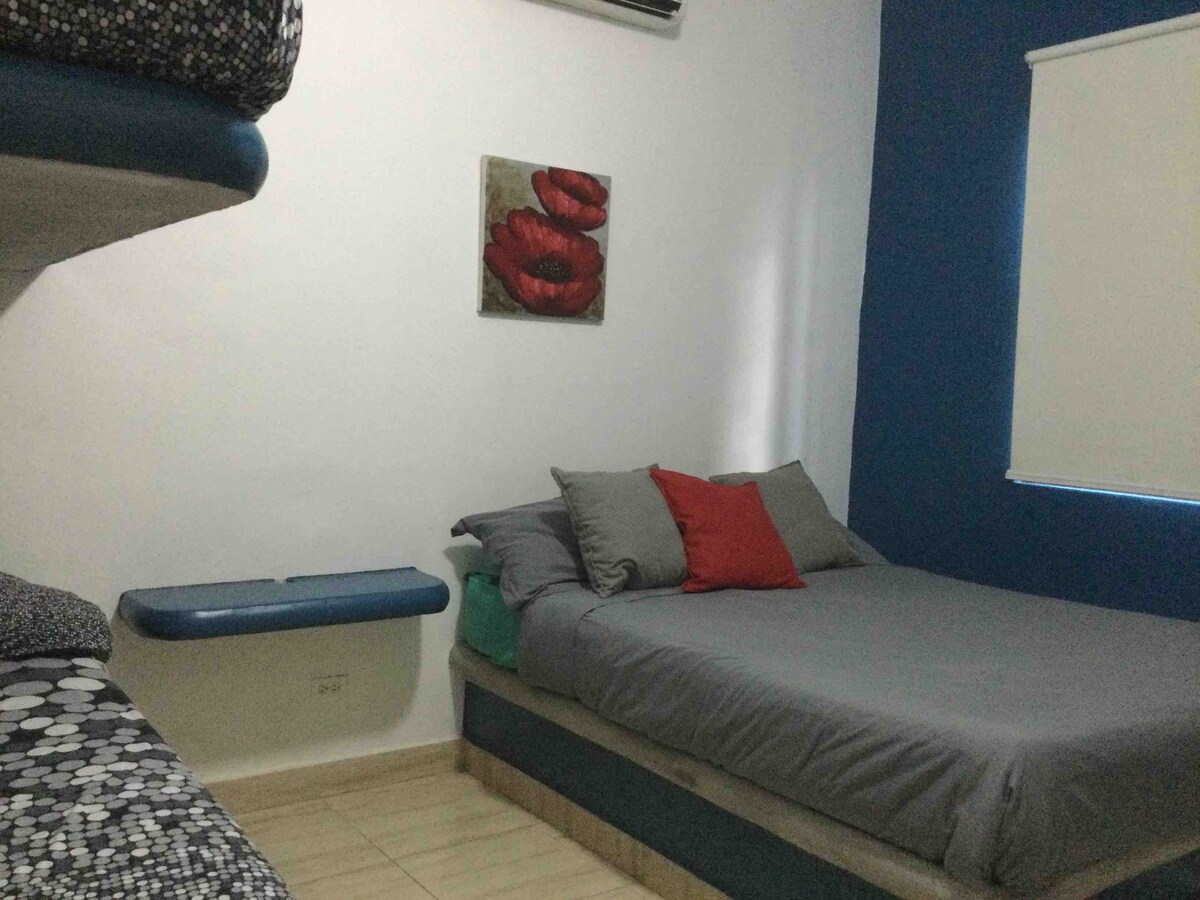 Втора спална соба. Исто е како третата. Брачен кревет (широк 150-179 см) и кревет на спрат. Сите спални соби имаат климатизација  