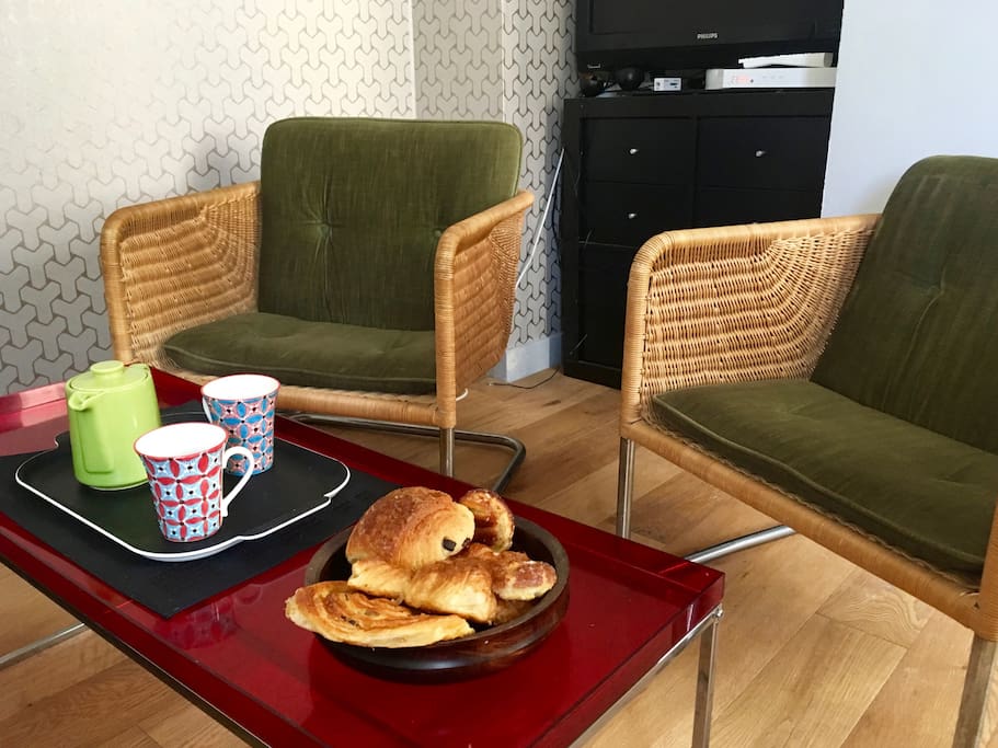 salon, table basse, TV