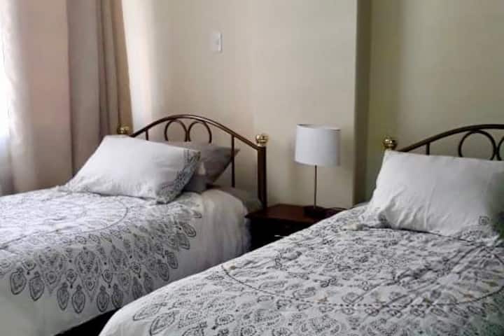 Dormitorio con 2 camas cómodas
