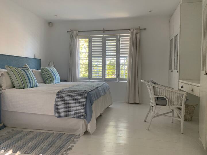 Glavna spavaća soba za goste, bračni krevet (180x200) 