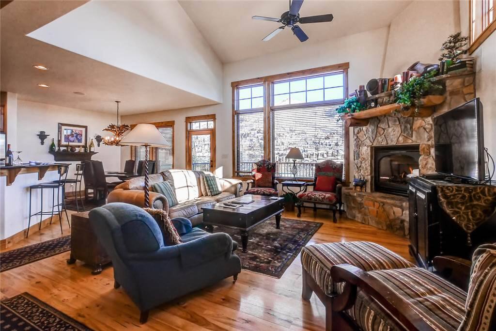 Couch,Furniture,Dining Room,Indoors,Room