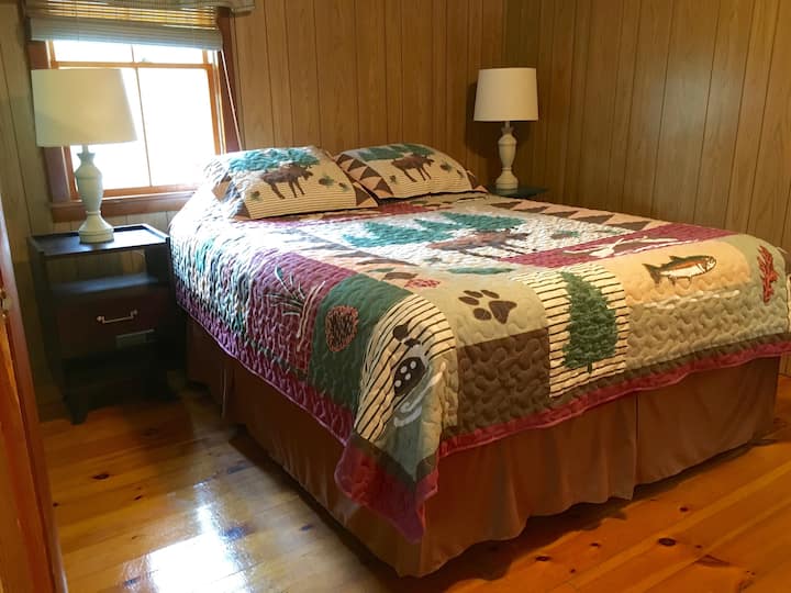 Მთავარი საძინებელი 152 × 203 სმ ზომის საწოლით.