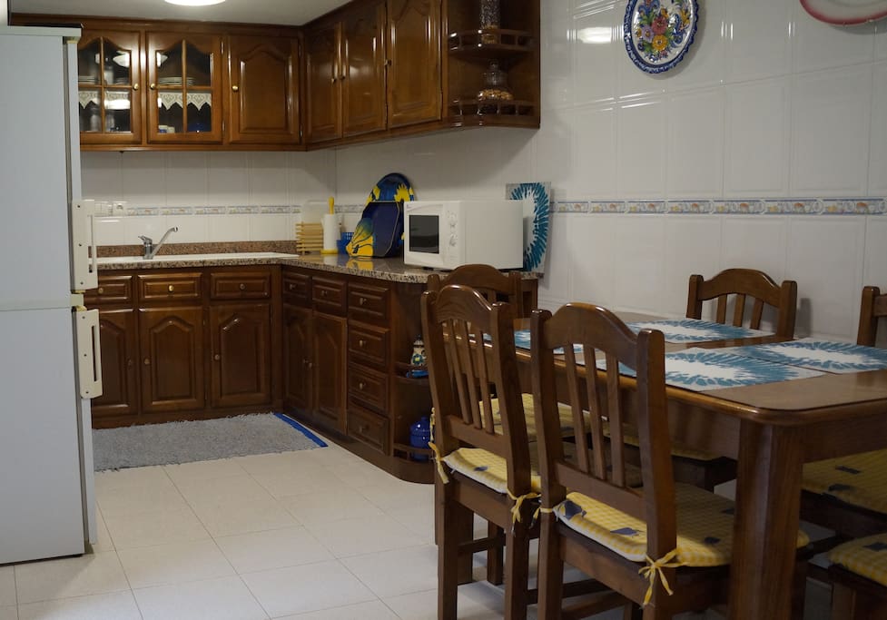 Cozinha com área de refeição.