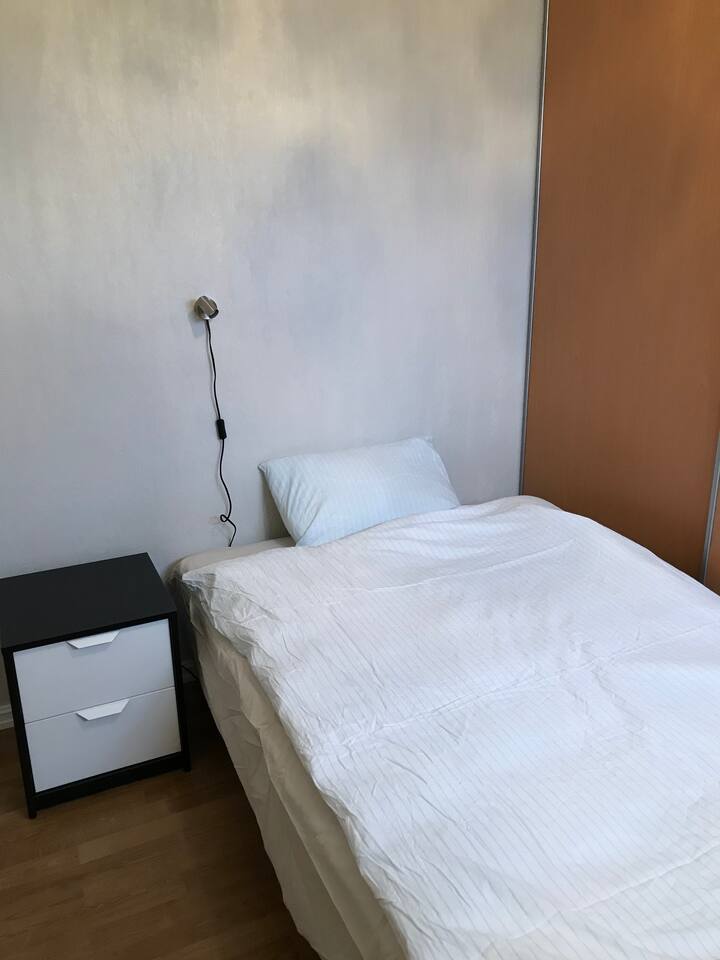 Трета спална соба; единечна спална соба со 120 кревет