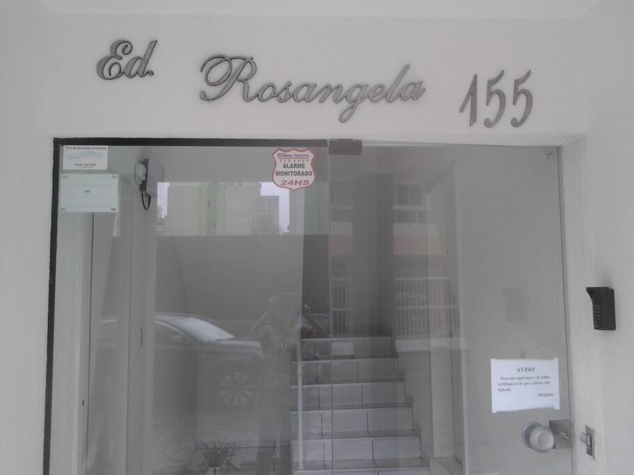 porta de entrada do prédio