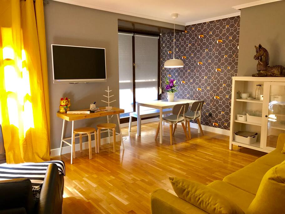 Salón con su zona de comedor y TV.