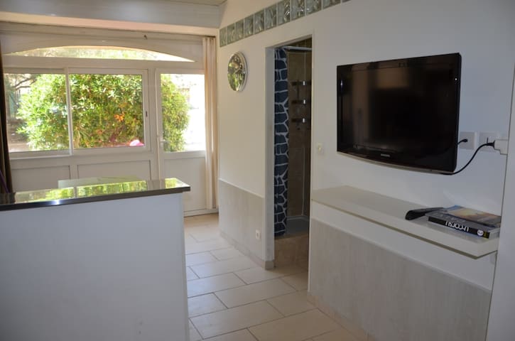 Quiet apartment, 150m to the beach, town center