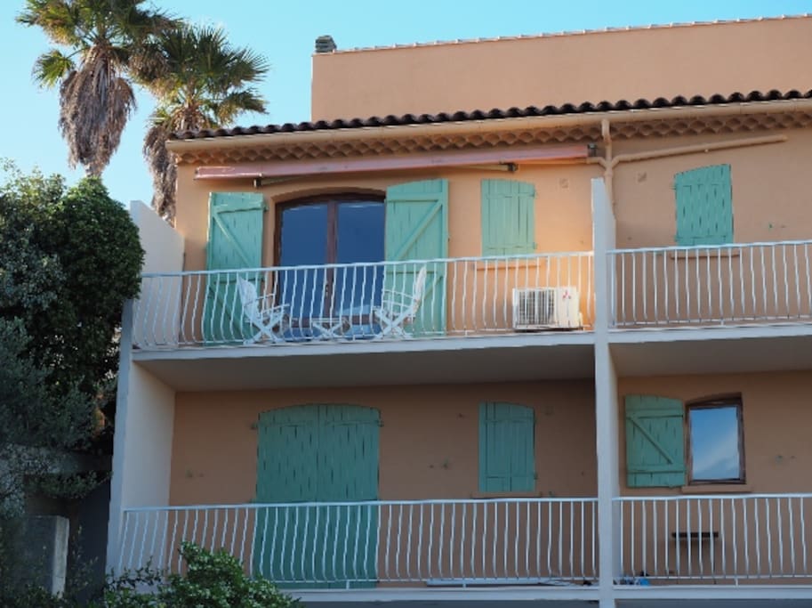 C'est l'appartement en haut à gauche (avec les fauteuils). Un des mieux placés de l'immeuble.