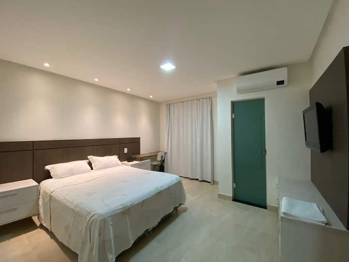 Mastersuite, queensize bed, kast,  tv, airconditioning en balkon.