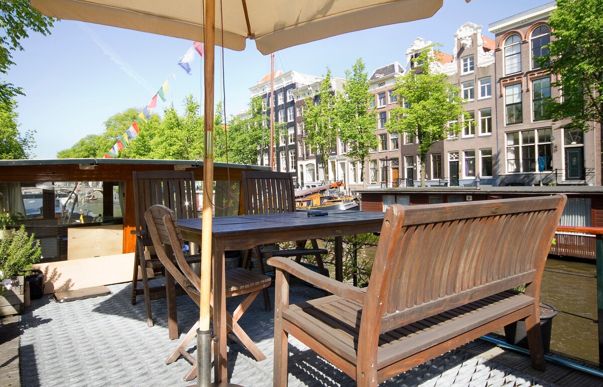 10 Stunning Houseboats Airbnbs On Amsterdam Canals ItsAllBee Solo