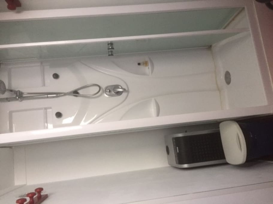 La douche a remplacé l'antique baignoire sabot