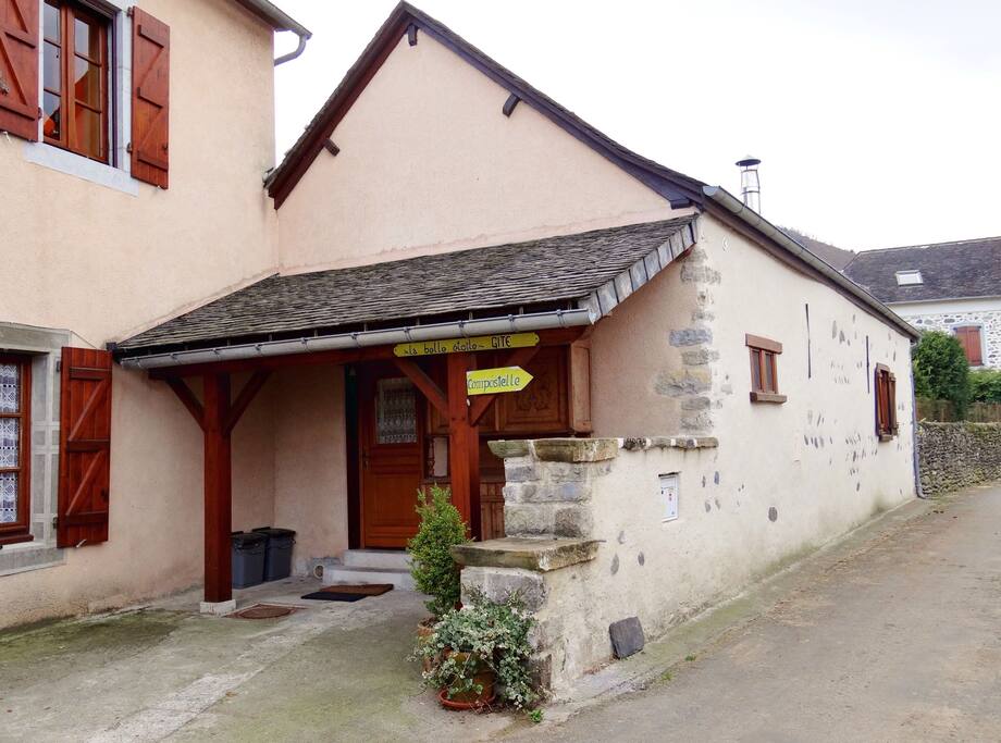 Gîte côté rue sur le chemin de Saint Jacques de Compostelle.
