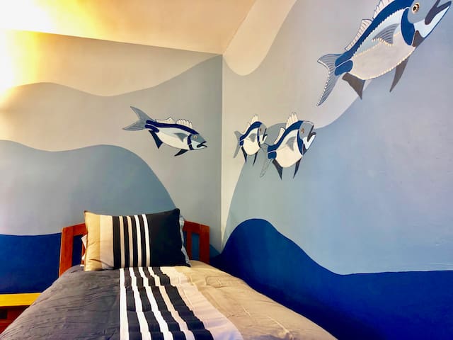 Howards End - Room 2-4 (Single Bed & Shared Bath)