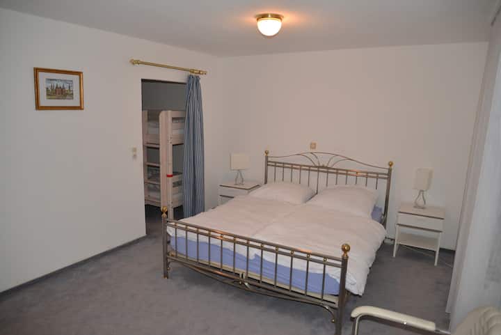 Tweepersoonsbed met toegang tot de aparte