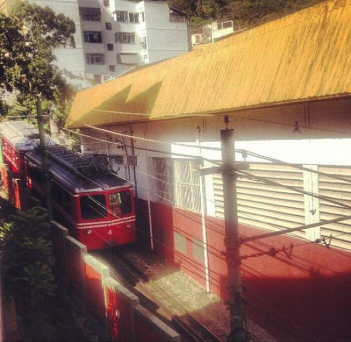 janela com vista do bondinho do corcovado