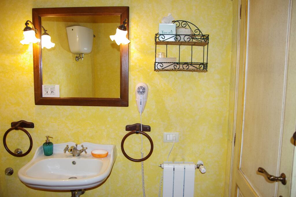 Bagno privato con doccia, sanitari, asciugacapelli e kit di cortesia