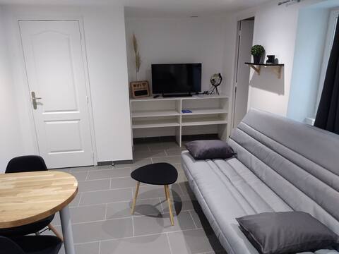 Apartment with terrace, linens, fiber