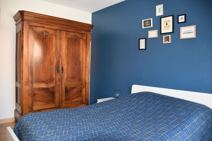 غرفة بسرير مزدوج