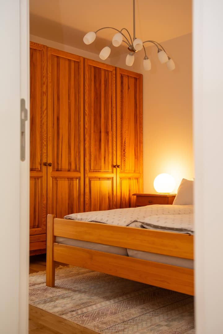 Dhomë gjumi, e qetë dhe e rehatshme