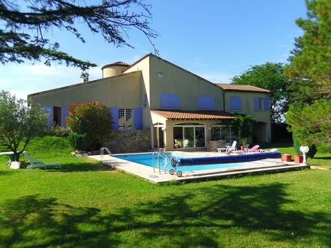 Villa with Pool, quiet
Park  7500m2, 3 bedrooms