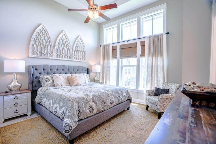 Главна спалня (суперголямо двойно легло) със самостоятелна баня