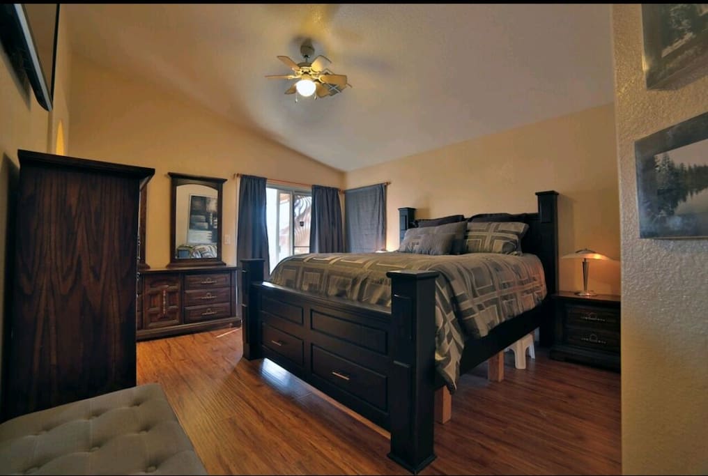 Master Bedroom - Cali King Bed, 50" TV w/ Roku, walk in closet, attached full bath!