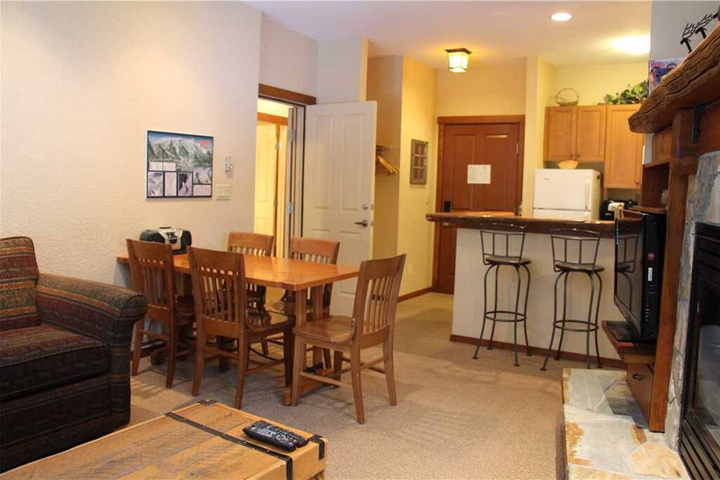 S402 Living Room 1