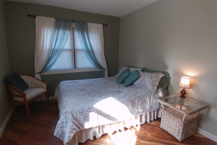 غرفة نوم تضم سرير كوين