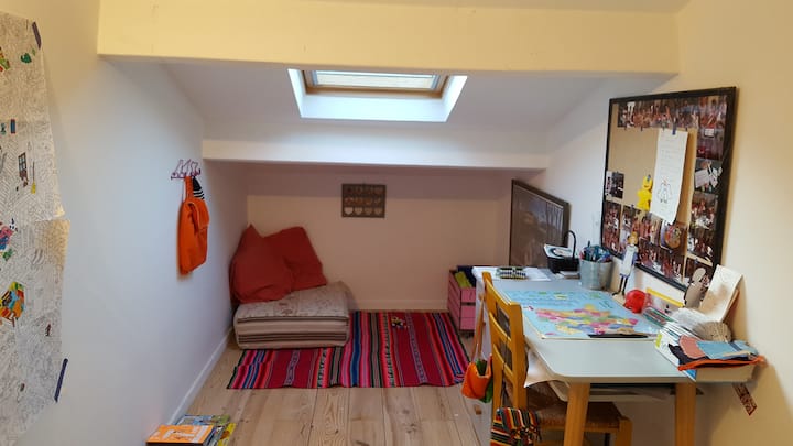 Segundo piso: Habitación infantil número 1. En el suelo una chófer que puede servir de cama supletoria para niños pequeños (sábanas no incluidas)