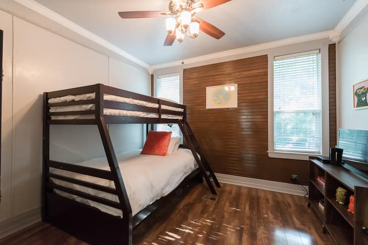 เตียงสองชั้นสำหรับเด็ก - หรือเตียงขนาดใหญ่สำหรับคู่รักคู่ที่สาม