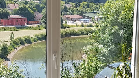 Studio overlooking the Doubs. Close to shops and quiet.