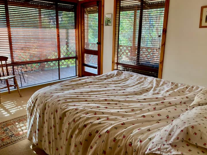 מיטה זוגית או מיטת קינג סייז עם שירותים צמודים