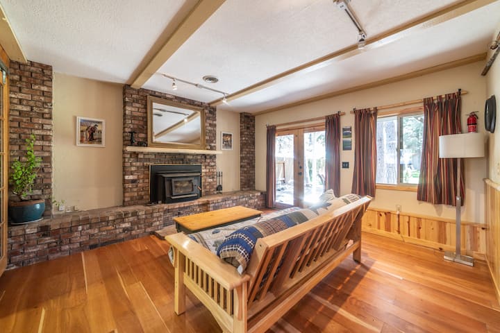 ฟูกนอนนี้เปลี่ยนเป็นเตียงควีนไซส์มีผ้าปูที่นอนหมอนและปลอกหมอนให้