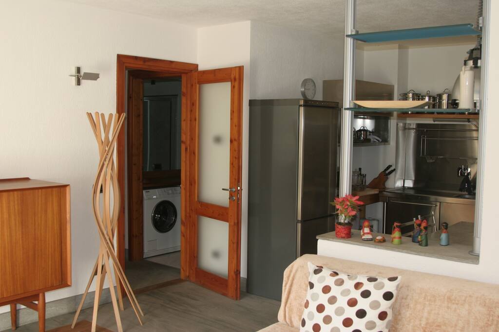 living room verso cucina e zona notte