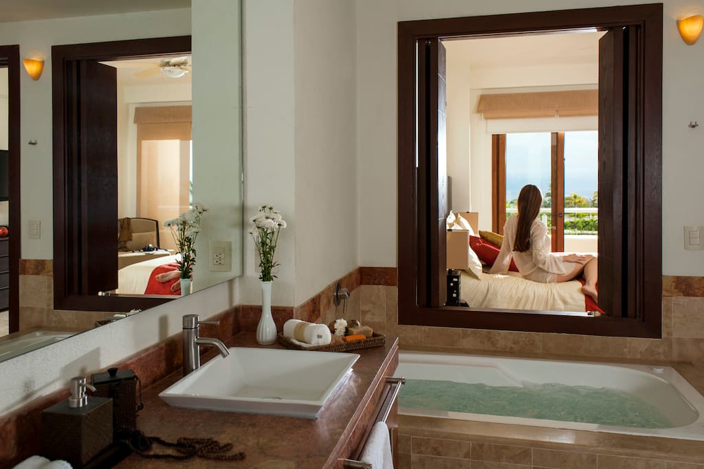 Baño con Jacuzzi en Recámara Principal