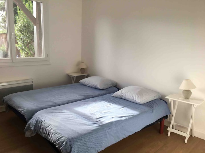 Spálňa 2, nazývaná detská izba, na strane Place du Marché. Veľká skriňa. Hry a detské knihy.