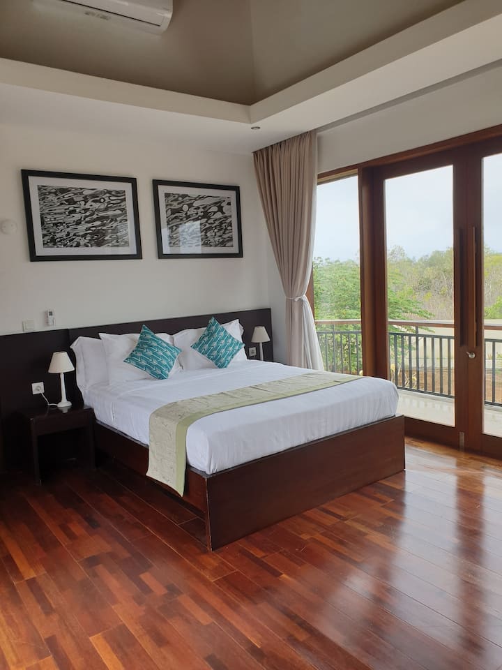 חדר שינה שני עם שתי מרפסות