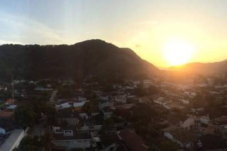 Vista Panorâmica Mar e Montanhas