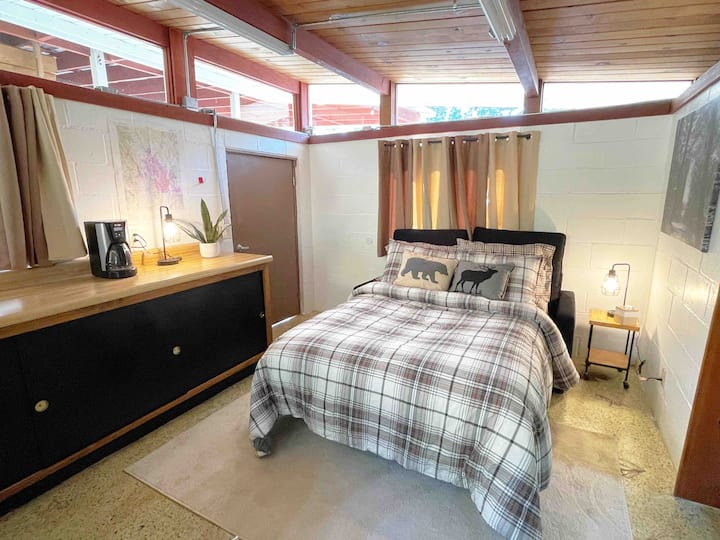 ตั้งอยู่ในยูนิตที่อยู่ติดกับบ้าน