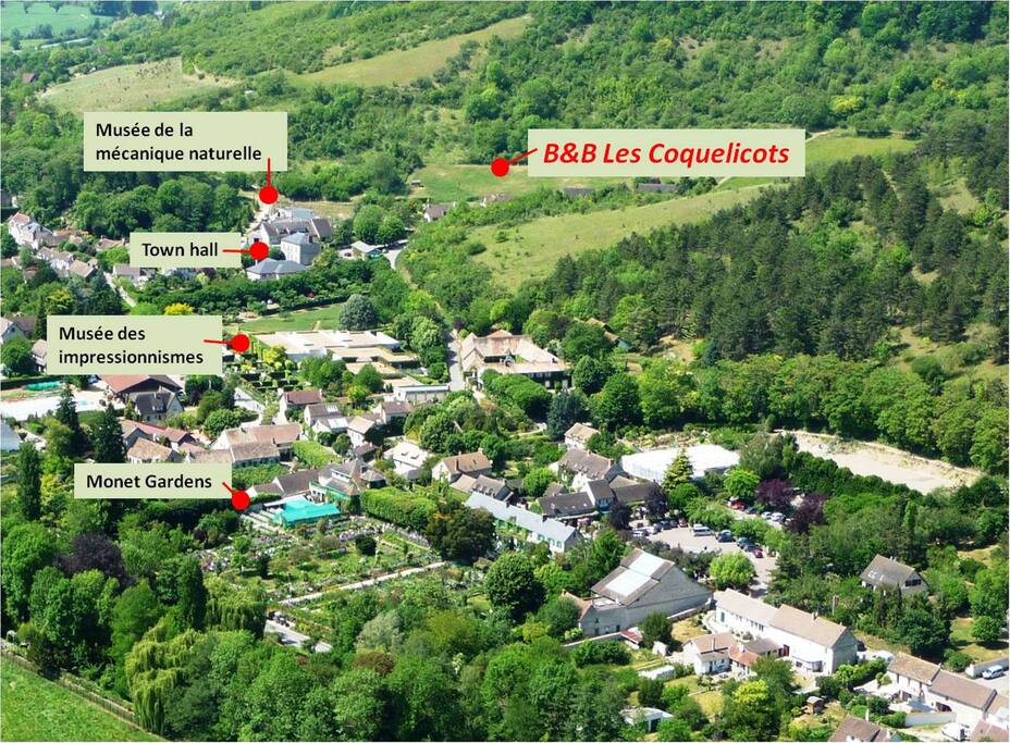 Vue aérienne B&B , situé au centre du village et au calme.