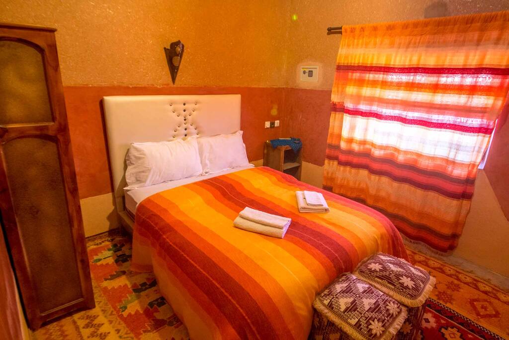 chambre double avec douche, propre et climatisé