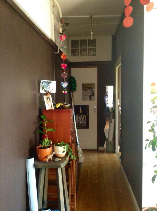Couloir reliant espace cuisine-salon et chambre