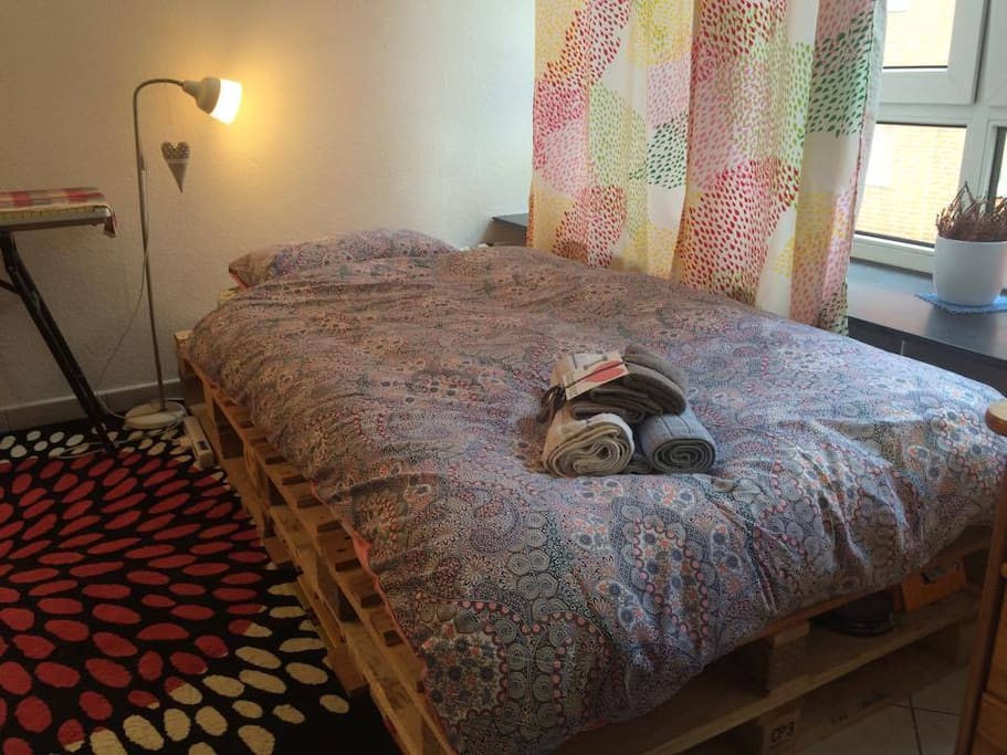 the bed is 1.5 size, Queen siez for one person, but if 2 person stay, we had coach, it's aslo possible for two person .