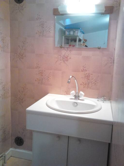 Lavabo individuel chambre 1, dans petite pièce attenante