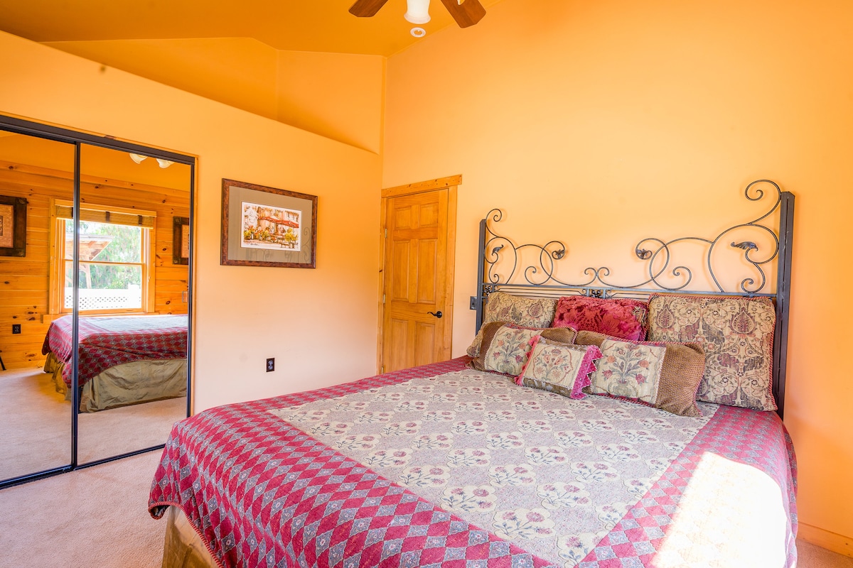 Master met kingsize bed, ingebouwde lades in de kast.