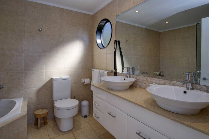 Rockpool – Blueys Beach House w Stunning Views! gallery image 5