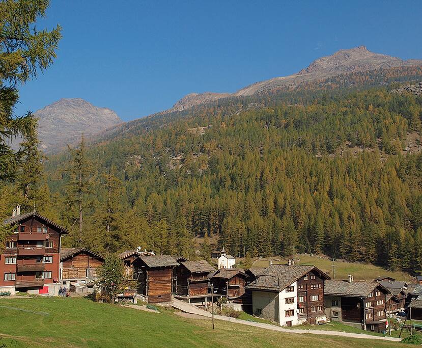 3. Stock im Haus mit weissem Mauerwerk