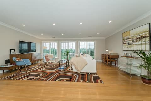 Top performing Airbnb: Retro Modern 2 Bdrm 2 Bath Condo near to Eden Park in Cincinnati